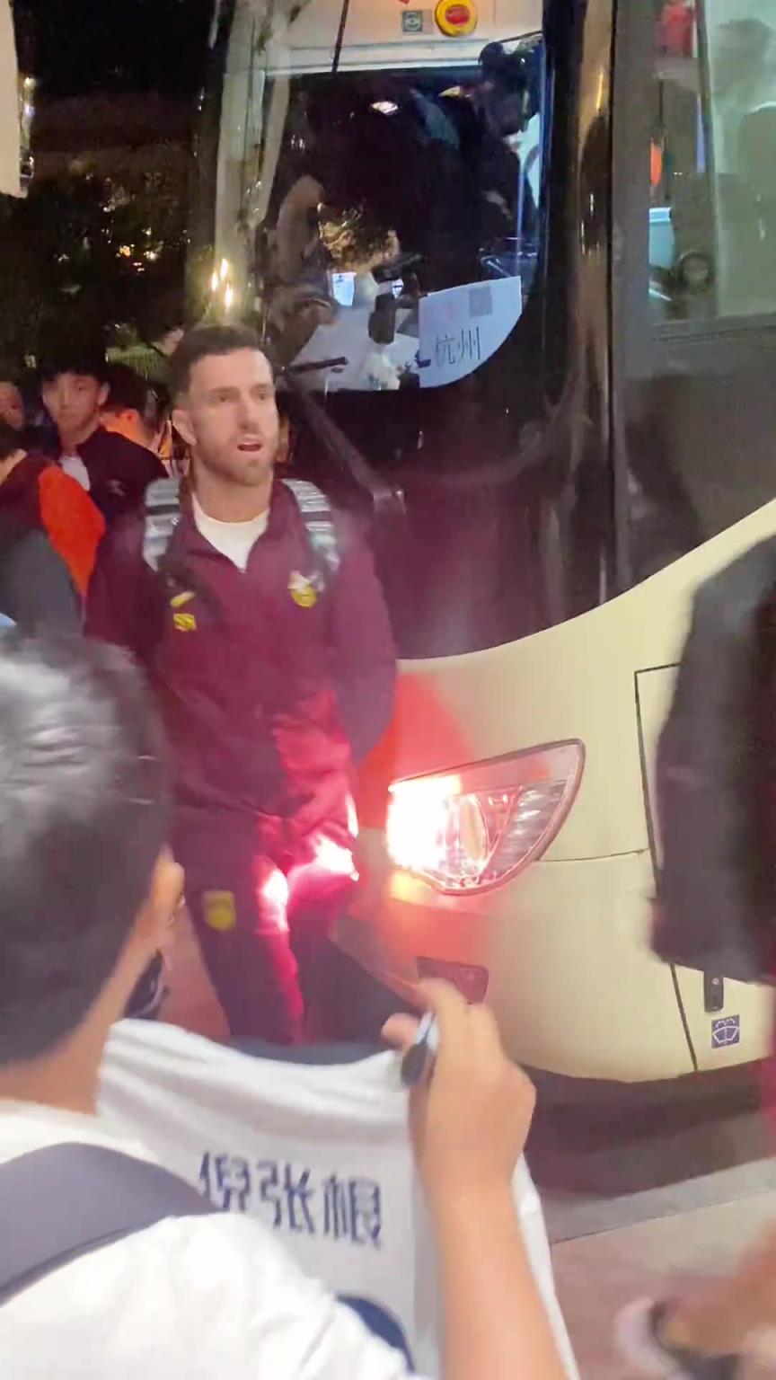 韋世豪嚇得箭步逃跑！國足深夜到酒店差點(diǎn)被摁在車頭不讓走