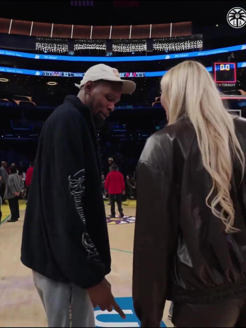 小帥這氣質(zhì)！杜蘭特與庫里教妹布林克擁抱，眼睛好像一直偷瞟布林克大長腿