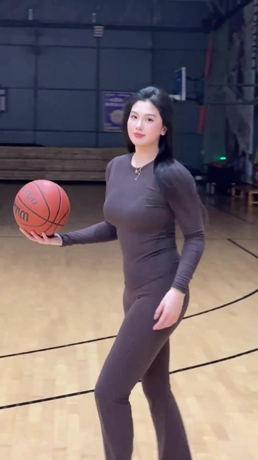 低配版卡戴珊！野球場(chǎng)肘姐這身材，懂的吧友都懂！