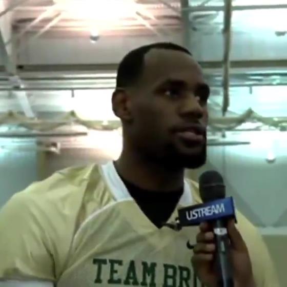 哥兩個(gè)還會(huì)這個(gè)??？11年NBA停擺期間老詹和阿杜組隊(duì)玩橄欖球