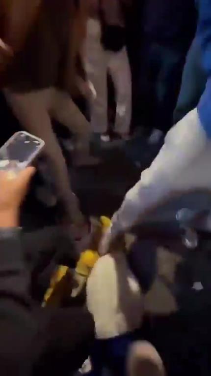 驚！尼克斯大勝步行者后，哈利伯頓遭主場(chǎng)球迷群毆