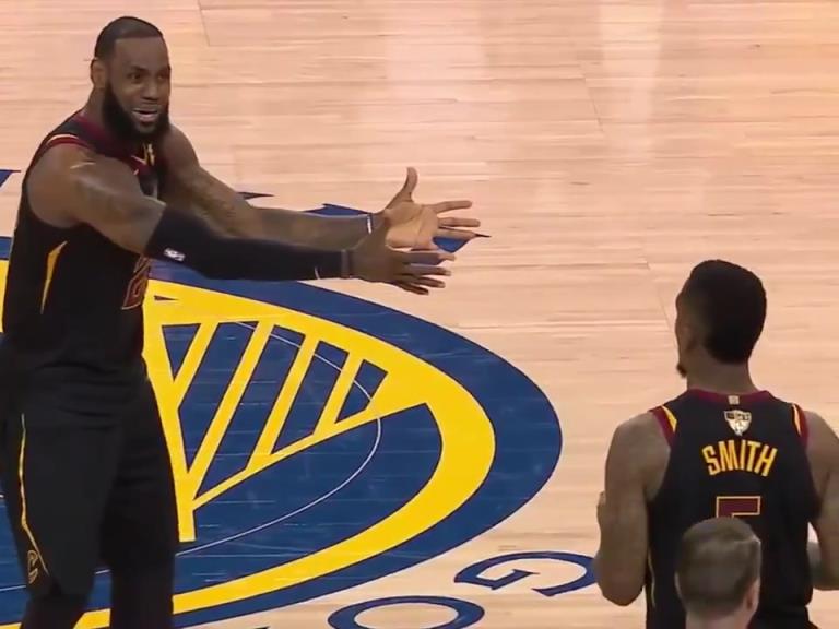 名場(chǎng)面！JR搶下關(guān)鍵籃板沒(méi)看表，老詹質(zhì)問(wèn)JR為何傳球