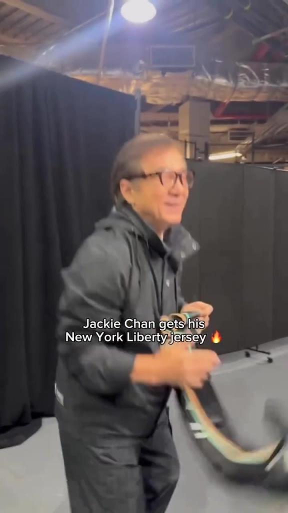 肌肉記憶！成龍這幾下空氣運(yùn)球像是進(jìn)了家具城