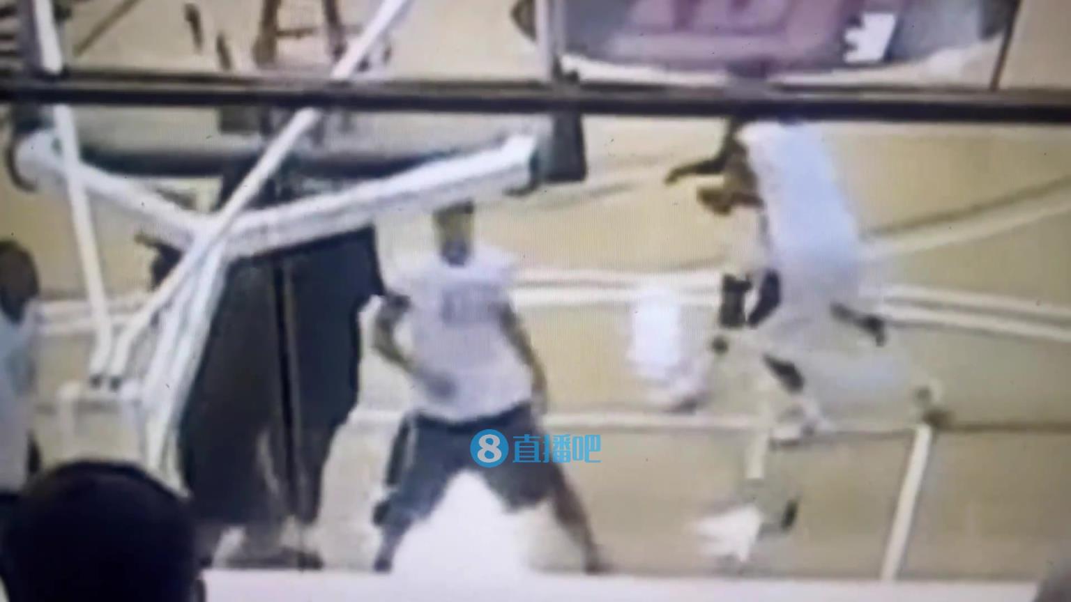 引熱議！美媒翻舊賬：當(dāng)年詹姆斯被大學(xué)生隔扣，耐克沒收了錄像帶