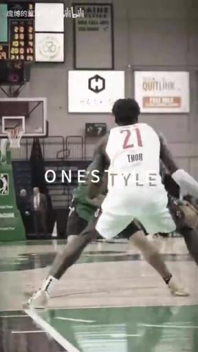 正統(tǒng)美式后衛(wèi)！JD戴維森炒菜后低手合球，對(duì)抗上籃打進(jìn)！
