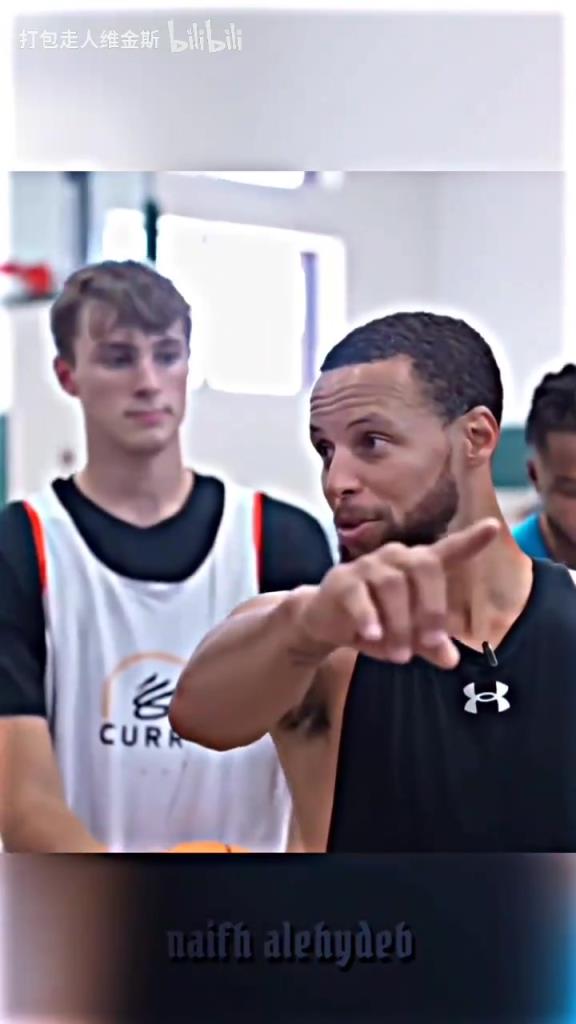 庫(kù)里：其實(shí)這個(gè)暴扣是我教的！當(dāng)弗拉格出現(xiàn)在庫(kù)里的訓(xùn)練營(yíng)！