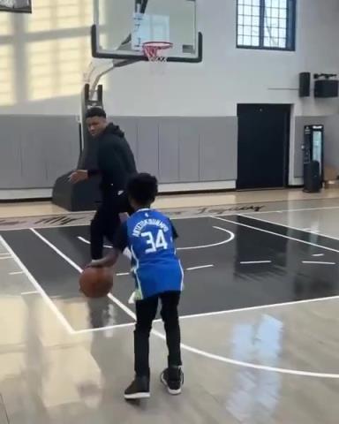 交易價(jià)值急劇下降！字母哥和小球迷單挑被當(dāng)面絕殺