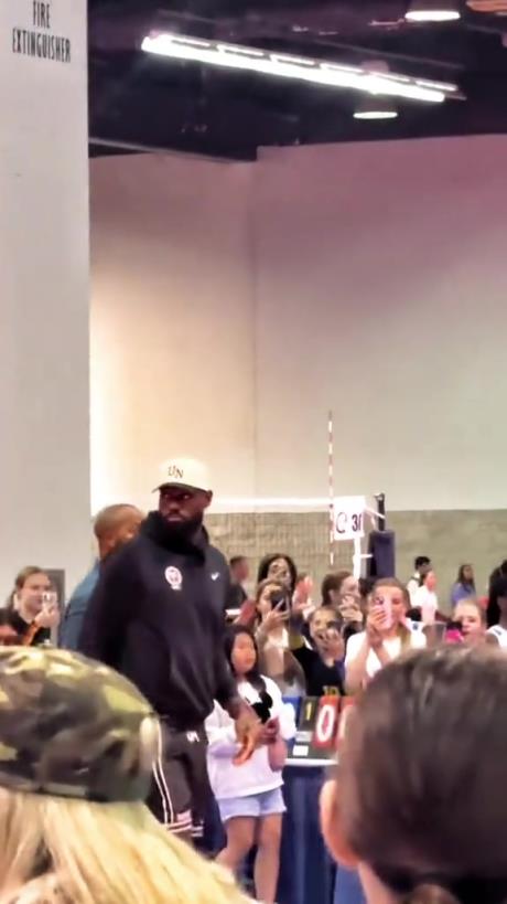 什么是巨星?。≌材匪宫F(xiàn)身排球場(chǎng)被小球迷包圍 這就是行走的流量