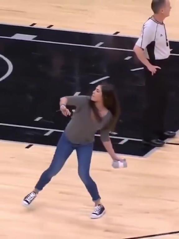 不愧是美國(guó)女籃主力，普拉姆的力量太嚇人了