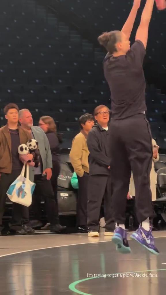 71歲成龍現(xiàn)身巴克萊中心看女籃比賽：她們投籃怎么那么準(zhǔn)?。?！