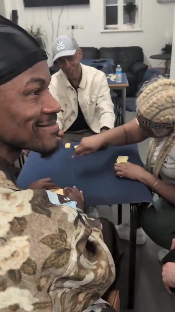 想找到巴特勒很簡(jiǎn)單，因?yàn)樗辉诨@球場(chǎng)，就在棋牌室