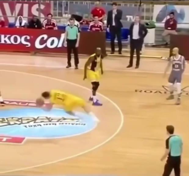 下地真快！搶斷這哥們兒多少是有點(diǎn)門將基礎(chǔ)