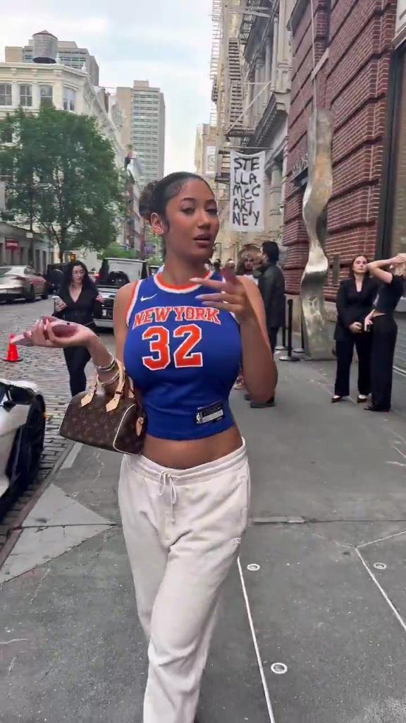 哇塞！一豐滿尼克斯女球迷身穿唐斯球衣，真是太吸引眼球了